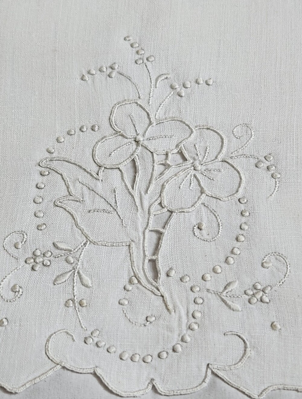 VINTAGE HAND EMBROIDERED FRENCH KNOT AND CUT WORK FINGER OR TEA TOWEL
